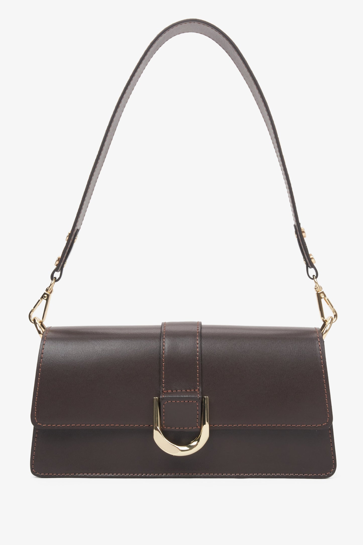 Frontale Ansicht der dunkelbraunen Leder-Schultertasche mit dem langen, glatten Riemen und goldener Zierschnalle