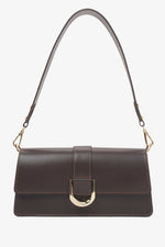 Frontale Ansicht der dunkelbraunen Leder-Schultertasche mit dem langen, glatten Riemen und goldener Zierschnalle