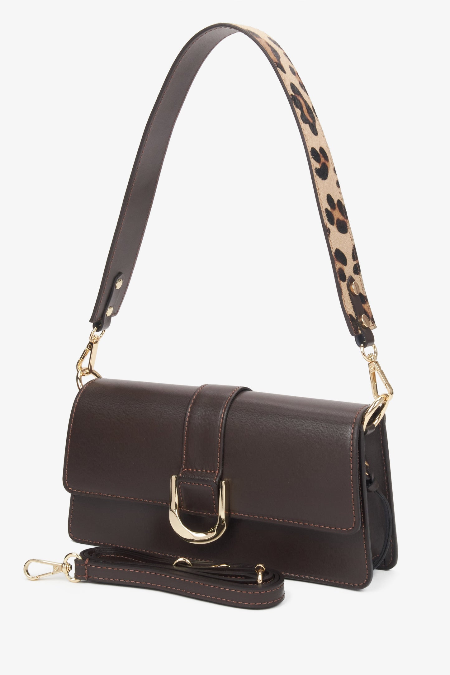 Schrägansicht der dunkelbraunen Handtasche mit dem markanten, kürzeren Animal-Print-Riemen 
