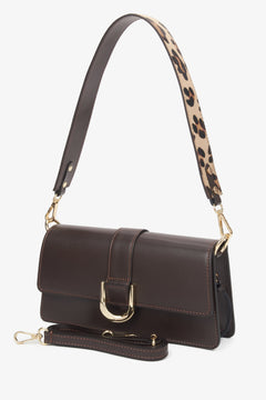 Schrägansicht der dunkelbraunen Handtasche mit dem markanten, kürzeren Animal-Print-Riemen 