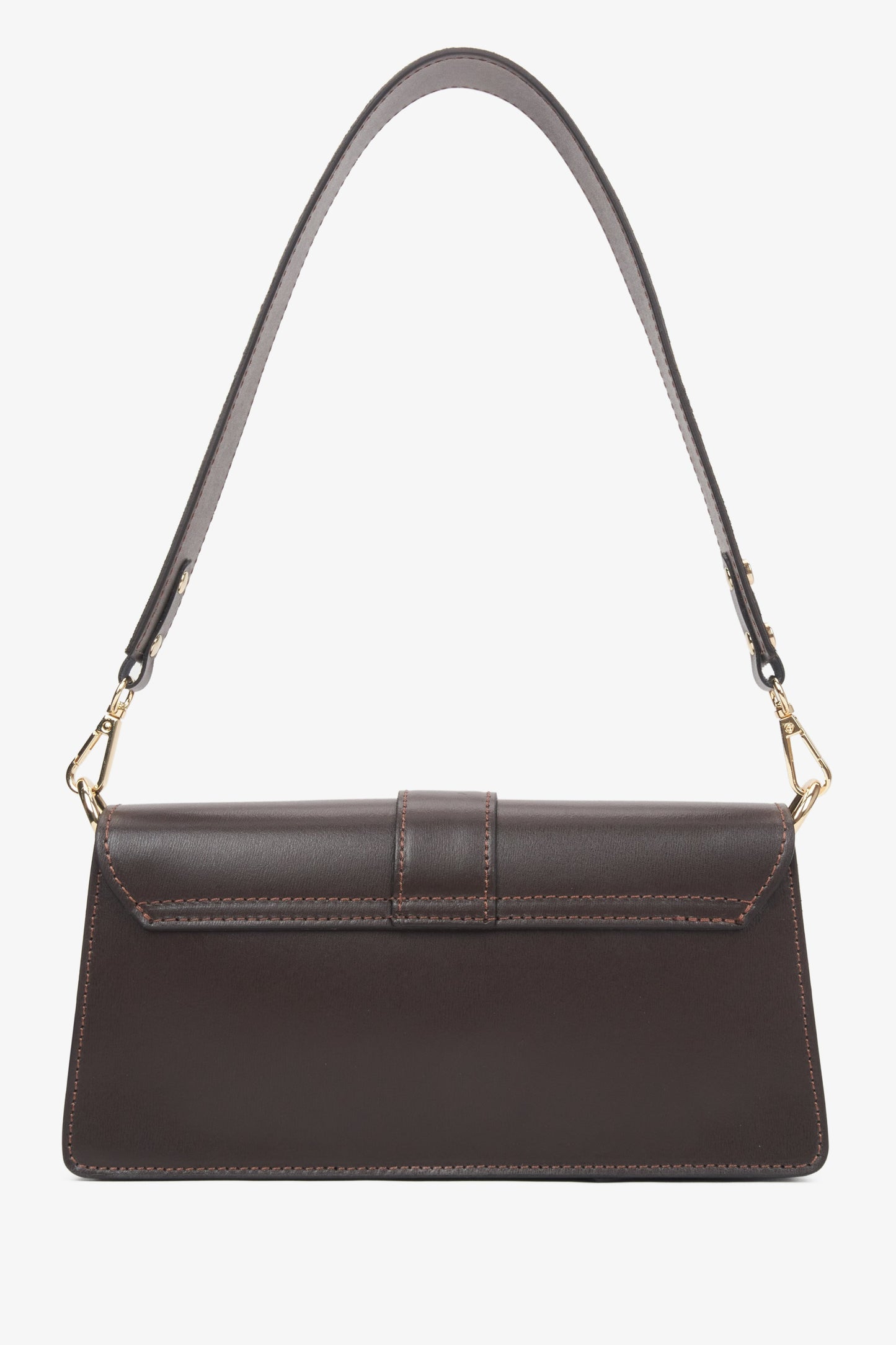 Flache Frontansicht der formschönen dunkelbraunen Handtasche mit dem klassischen glatten Lederriemen 