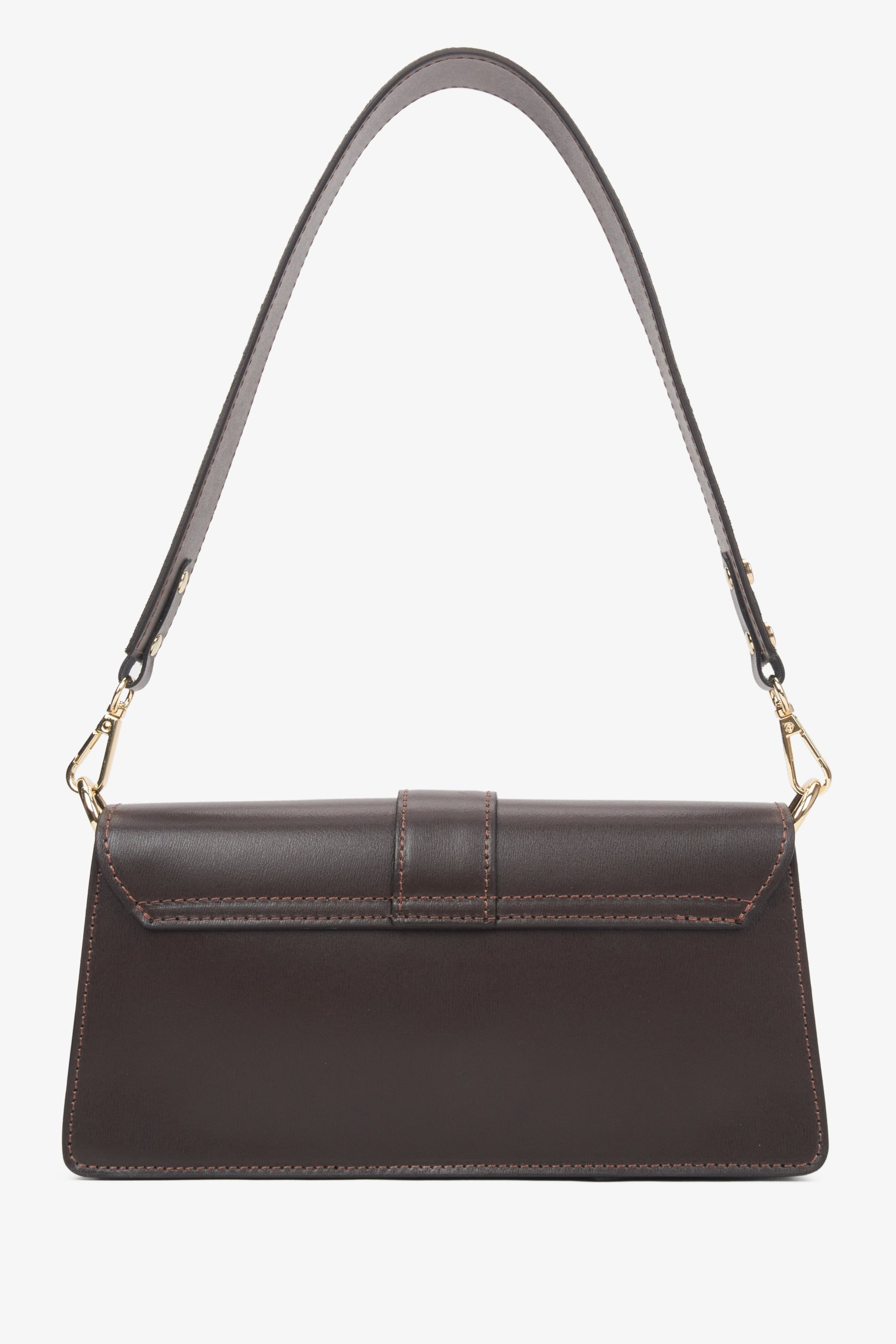 Flache Frontansicht der formschönen dunkelbraunen Handtasche mit dem klassischen glatten Lederriemen 