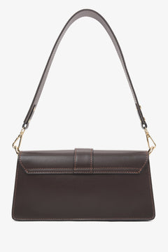 Flache Frontansicht der formschönen dunkelbraunen Handtasche mit dem klassischen glatten Lederriemen 