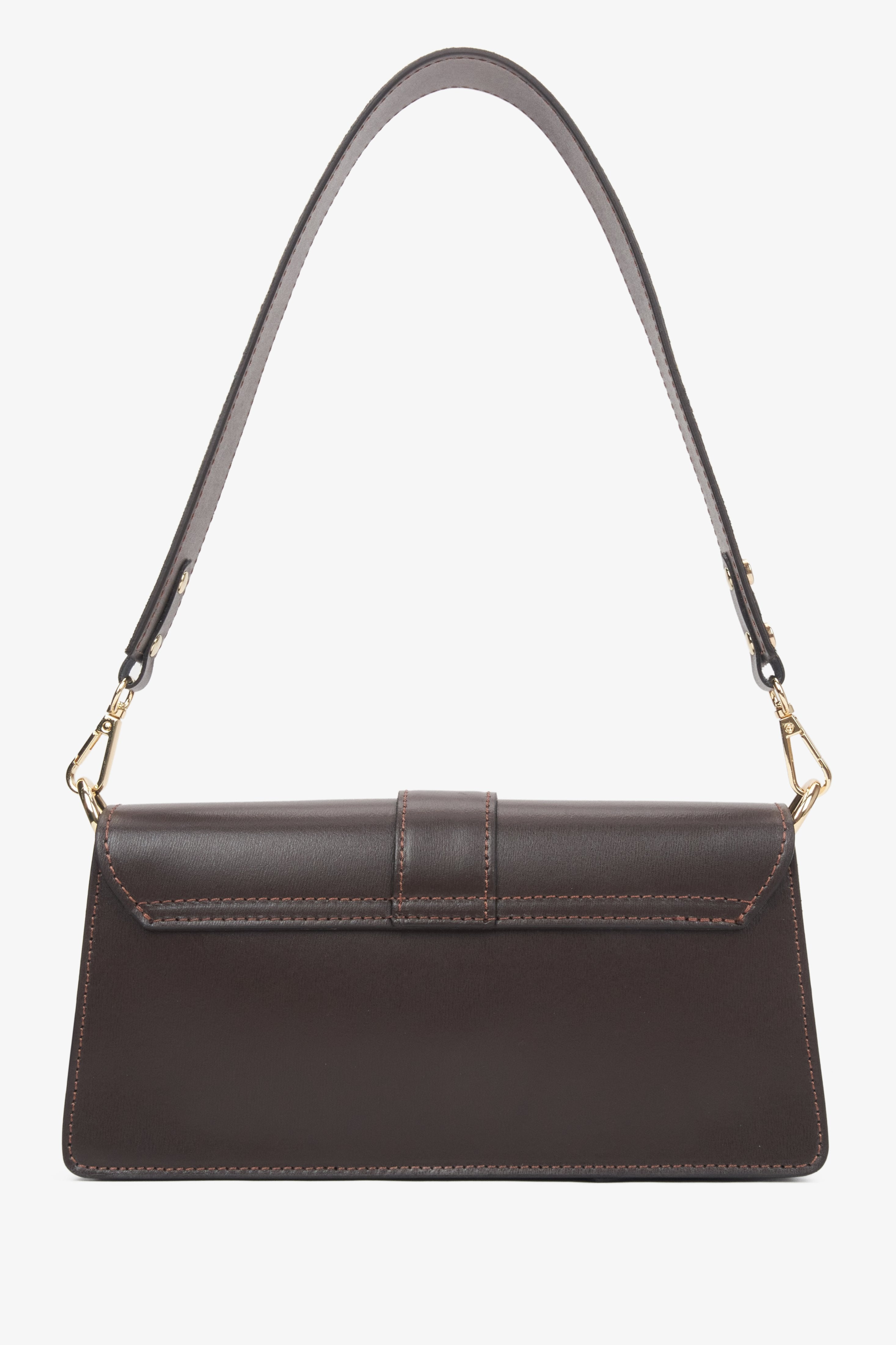 Flache Frontansicht der formschönen dunkelbraunen Handtasche mit dem klassischen glatten Lederriemen 