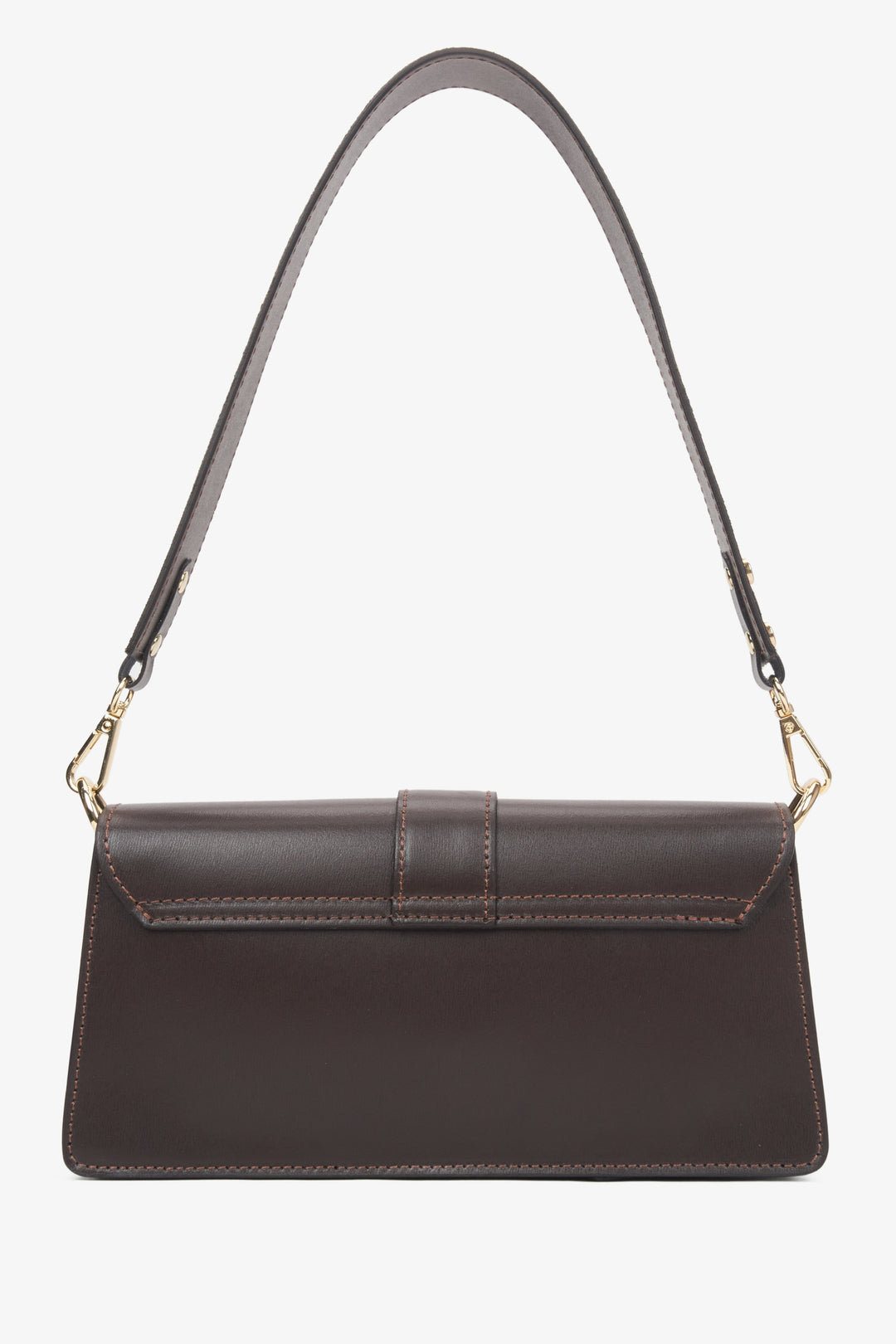 Flache Frontansicht der formschönen dunkelbraunen Handtasche mit dem klassischen glatten Lederriemen 