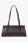 Frontale Ansicht der eleganten dunkelbraunen Damen-Schultertasche aus Echtleder mit langen, markanten Henkeln 