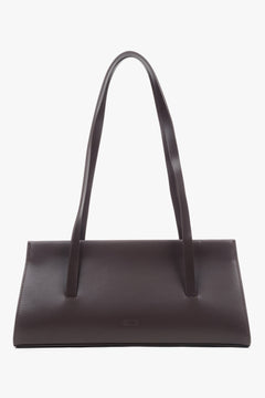 Frontale Ansicht der eleganten dunkelbraunen Damen-Schultertasche aus Echtleder mit langen, markanten Henkeln 