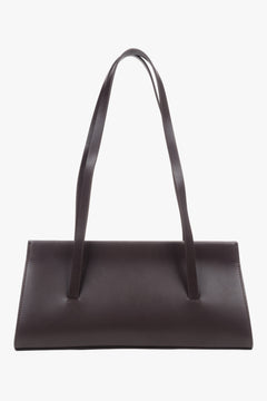 Elegante dunkelbraune Damen-Schultertasche im minimalistischen Design, frontal fotografiert mit sichtbaren langen Trageriemen