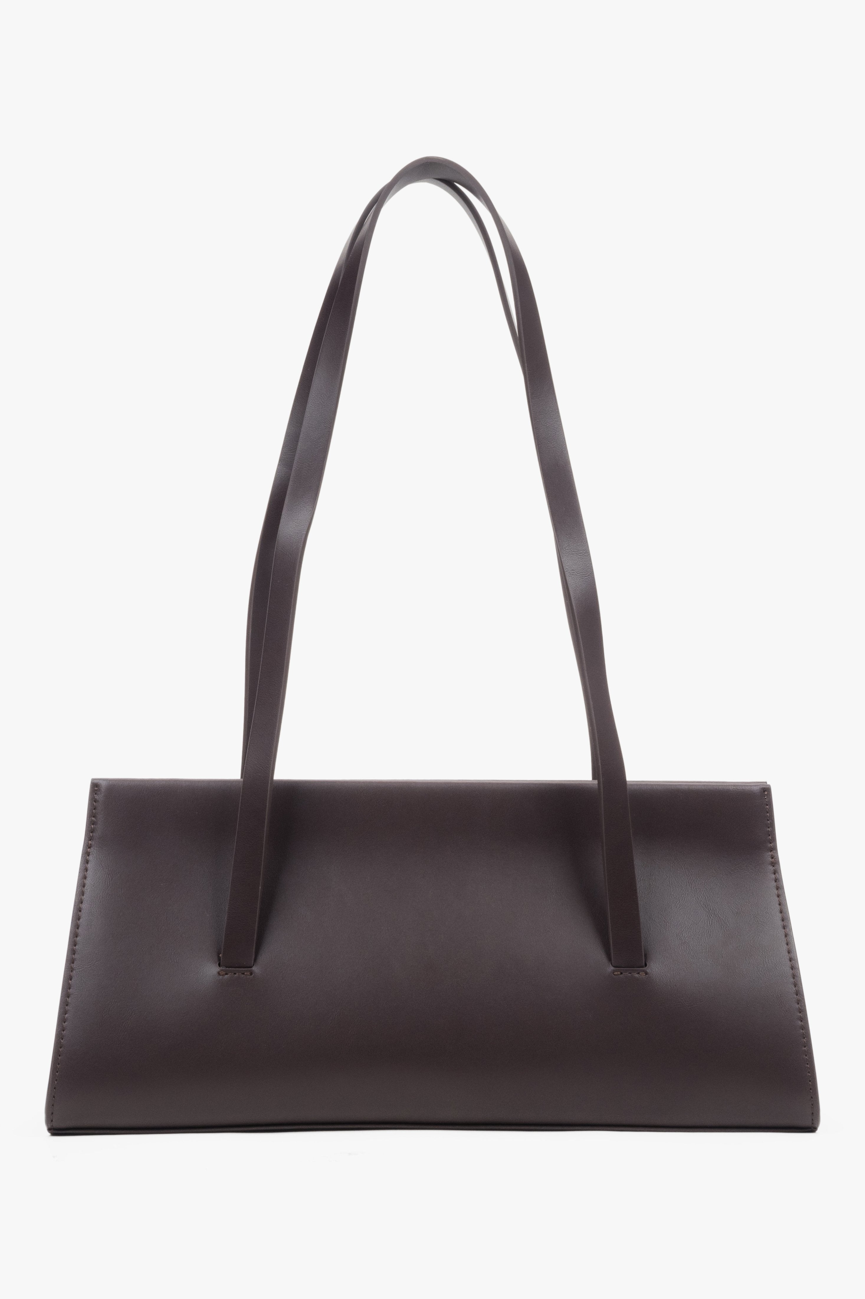 Elegante dunkelbraune Damen-Schultertasche im minimalistischen Design, frontal fotografiert mit sichtbaren langen Trageriemen