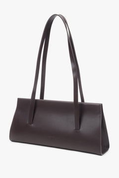 Seitliche Schrägansicht, die das schlanke Profil von 6 cm und die strukturierte geometrische Form der Tasche hervorhebt 