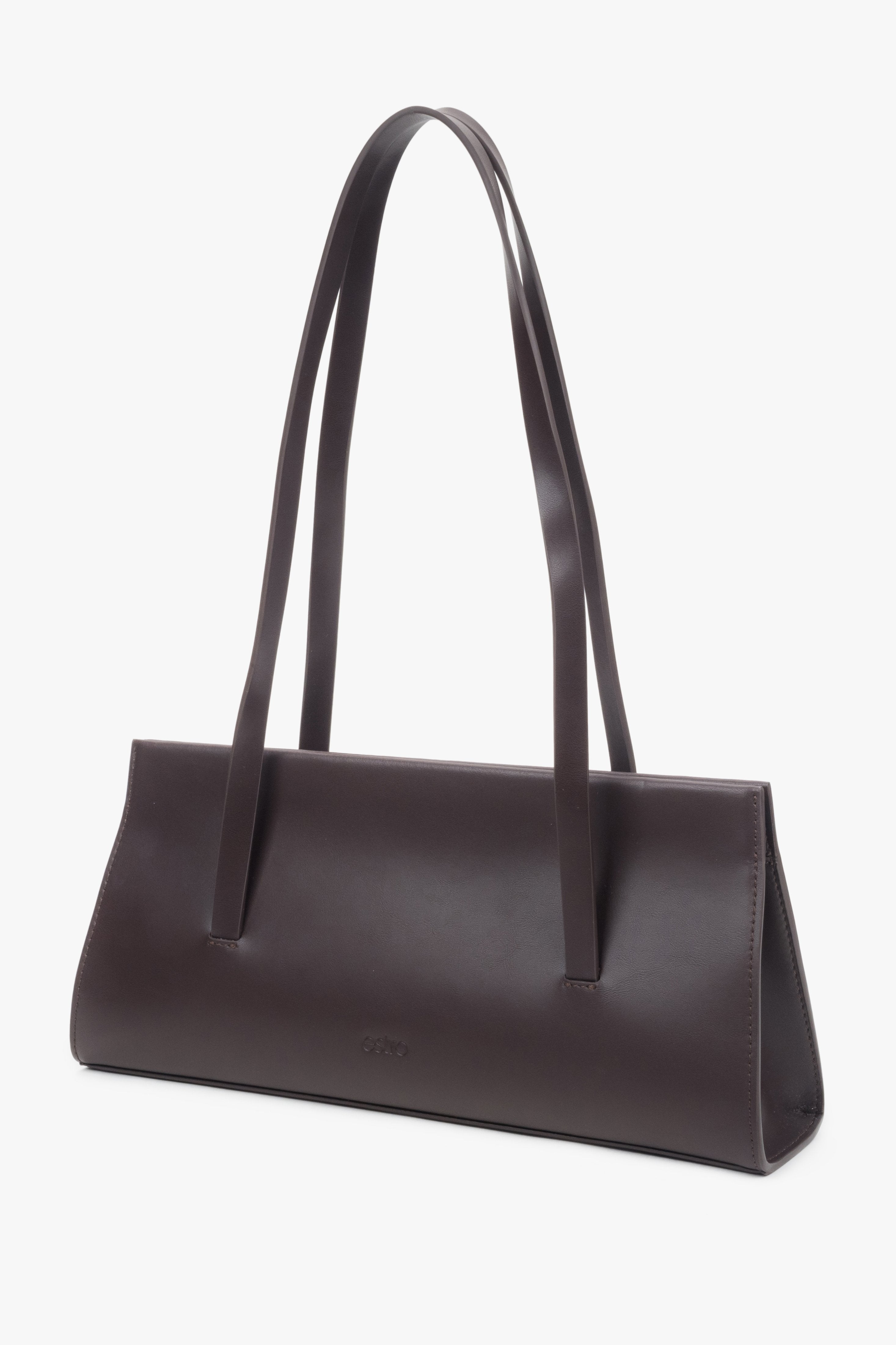Seitliche Schrägansicht, die das schlanke Profil von 6 cm und die strukturierte geometrische Form der Tasche hervorhebt 