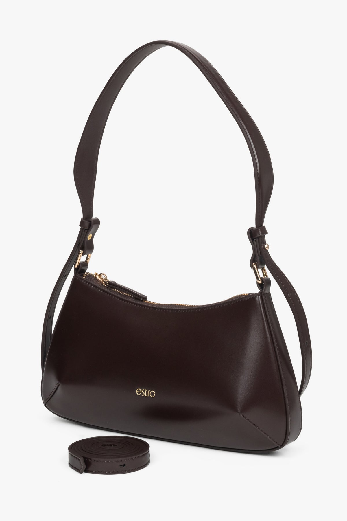 Dunkelbraune Echtleder-Tasche präsentiert mit dem zusätzlichen, langen Riemen zum Tragen als Crossbody-Bag