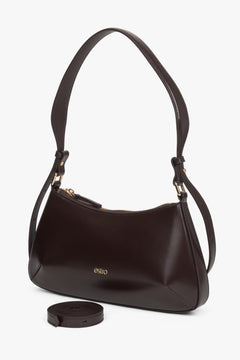 Dunkelbraune Echtleder-Tasche präsentiert mit dem zusätzlichen, langen Riemen zum Tragen als Crossbody-Bag