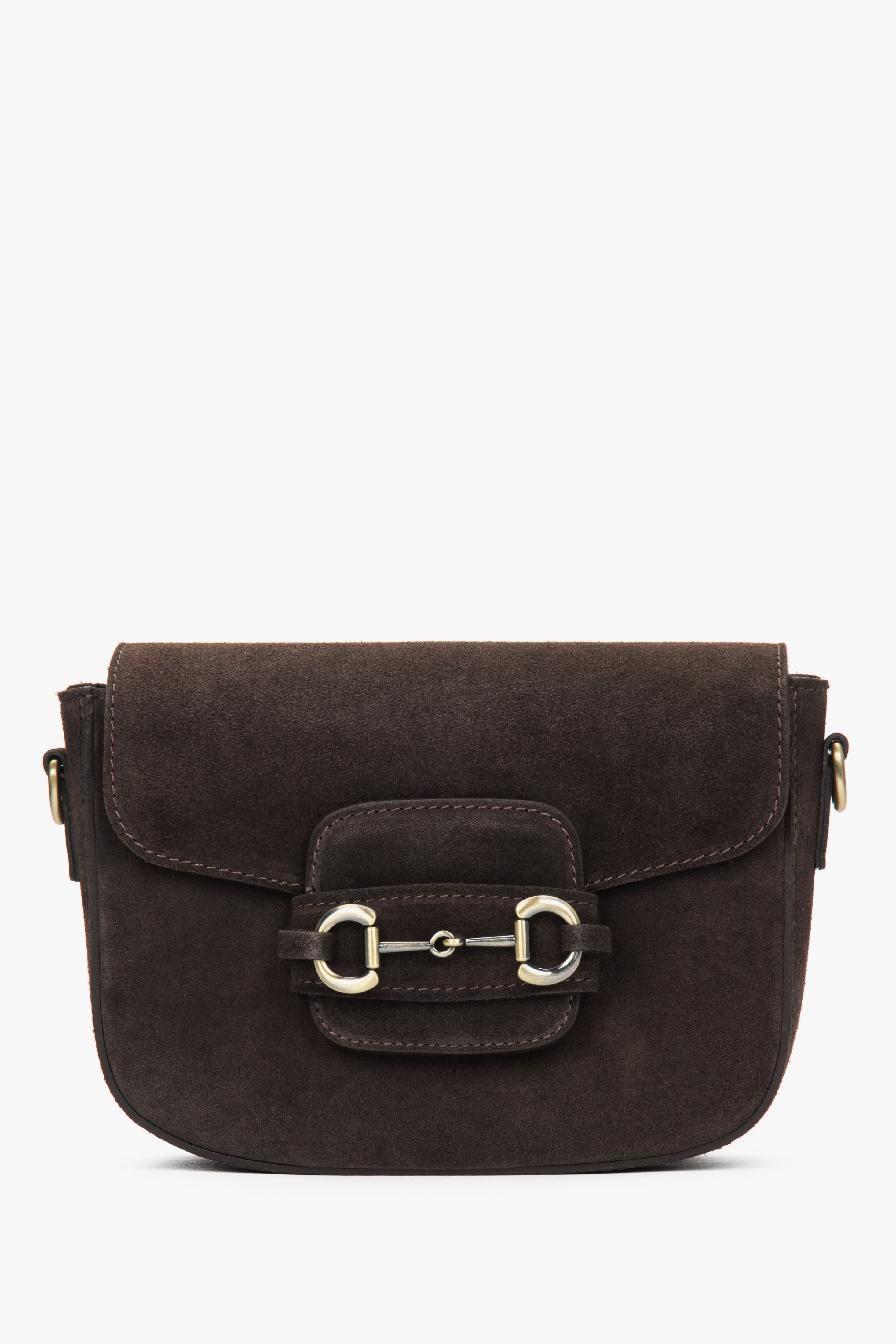 Frontansicht der dunkelbraunen Velours-Schultertasche im Hufeisen-Design mit markanter Zierschnalle