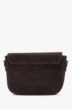 Rückwärtige Ansicht der schlichten und eleganten dunkelbraunen Schultertasche von Estro