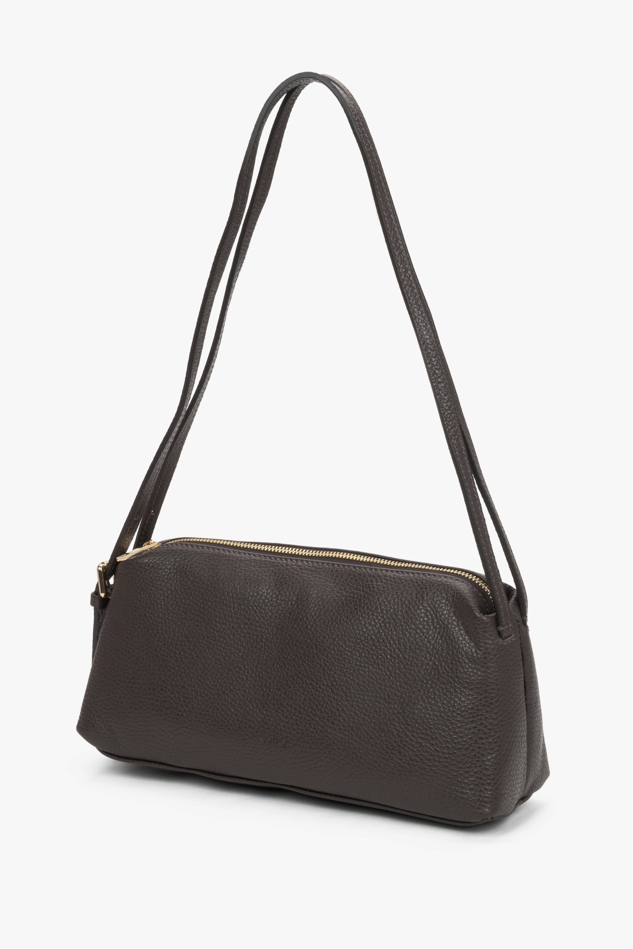 Schrägansicht der dunkelbraunen, länglichen Damen-Schultertasche aus genarbtem italienischem Echtleder mit langem Riemen 