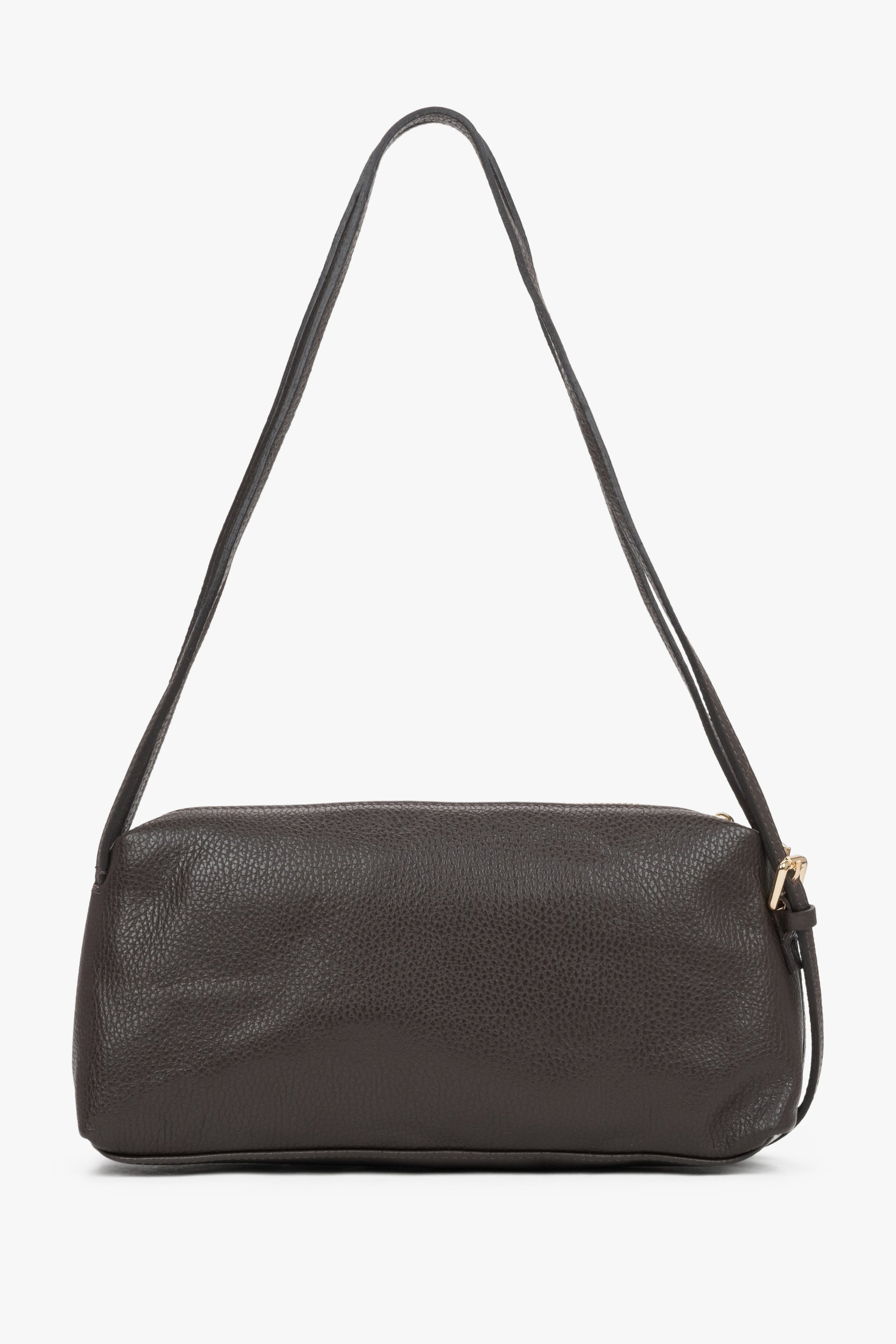 Rückansicht der dunkelbraunen Ledertasche, die die horizontale Silhouette zeigt 