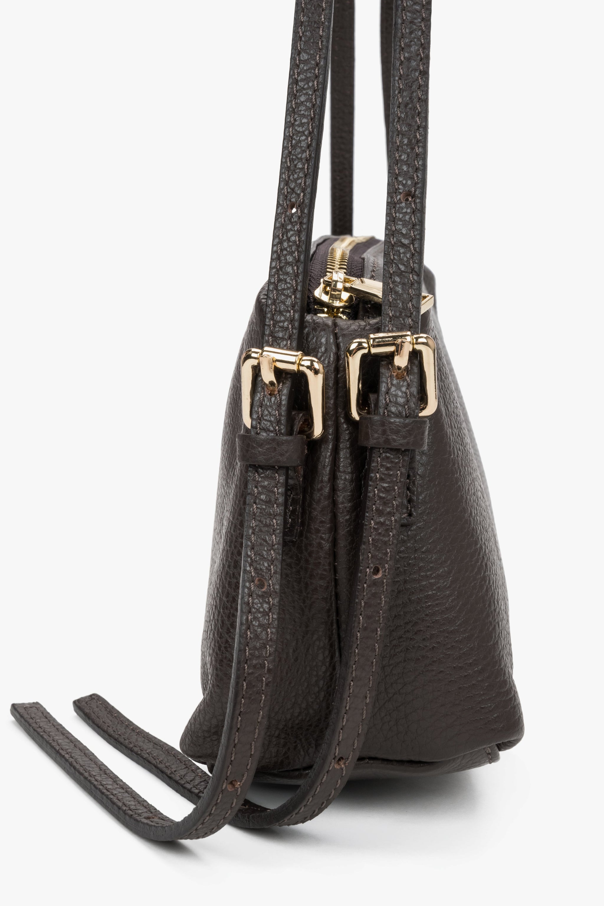 Seitliche Ansicht der Tasche mit Fokus auf die doppelten Riemenhalterungen und goldenen Beschläge