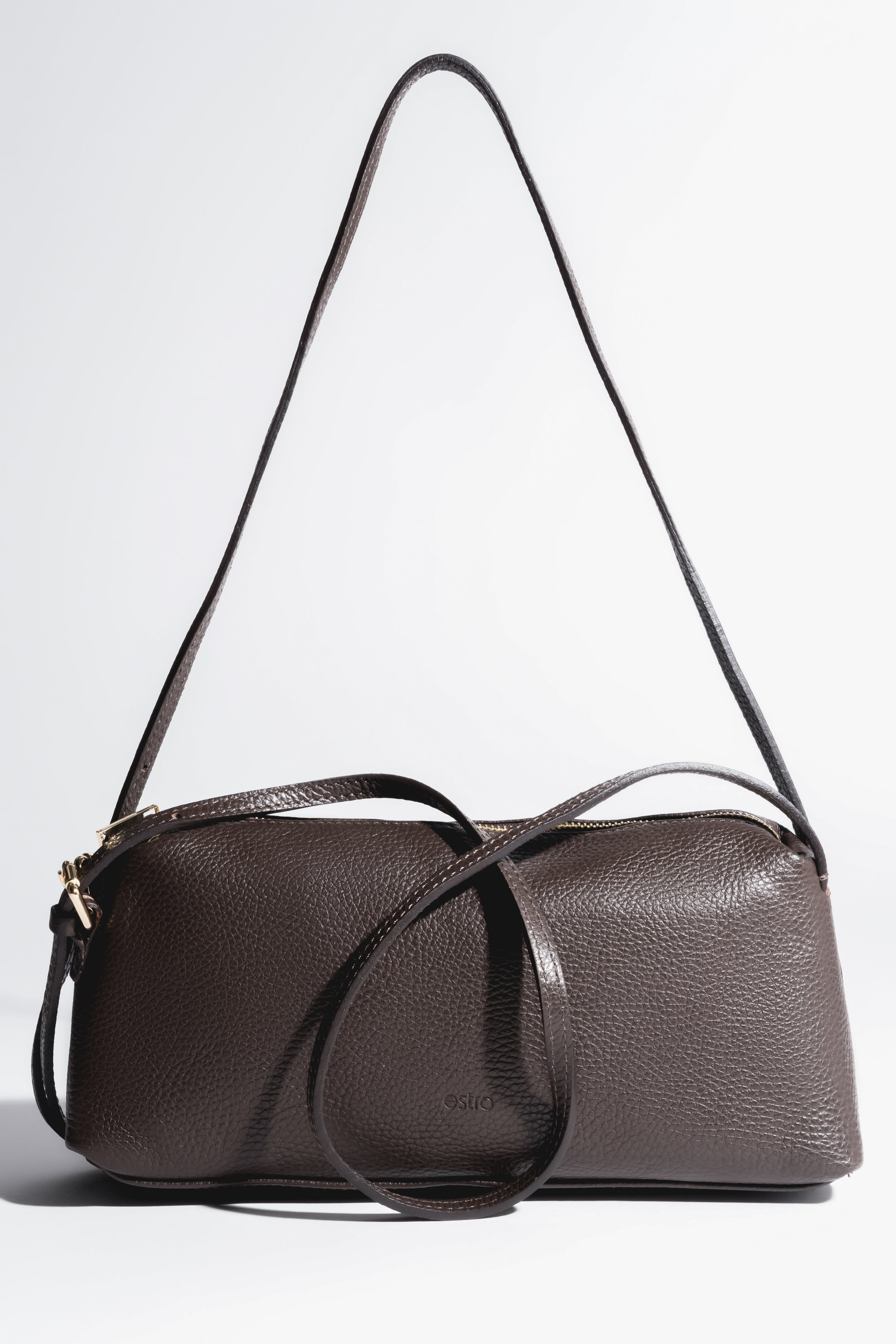 Frontale Ansicht der dunkelbraunen Ledertasche, die die horizontale Silhouette zeigt 