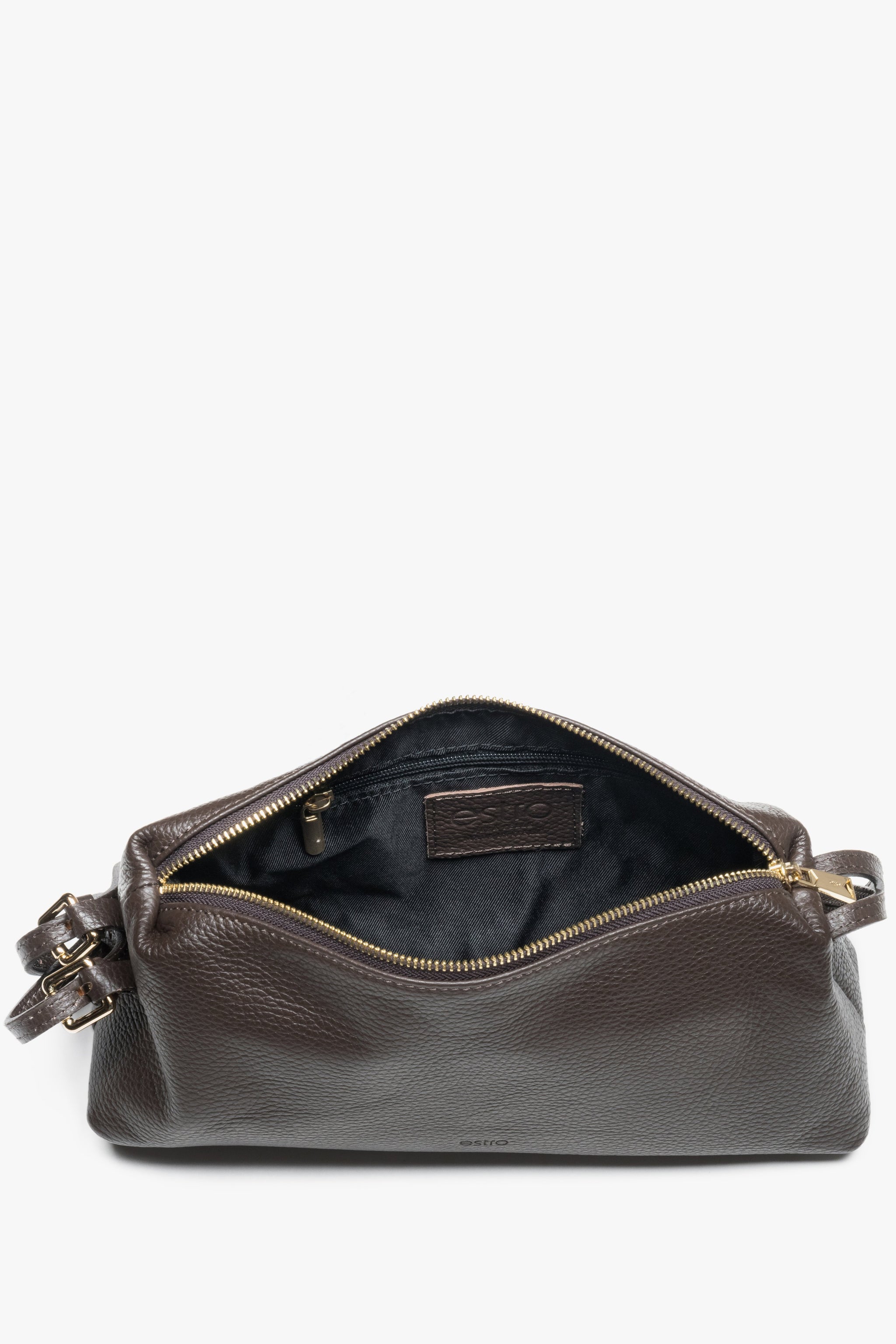 Blick von oben in die geöffnete dunkelbraune Tasche mit Textilfutter und Reißverschluss 