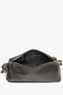 Blick von oben in die geöffnete dunkelbraune Tasche mit Textilfutter und Reißverschluss 