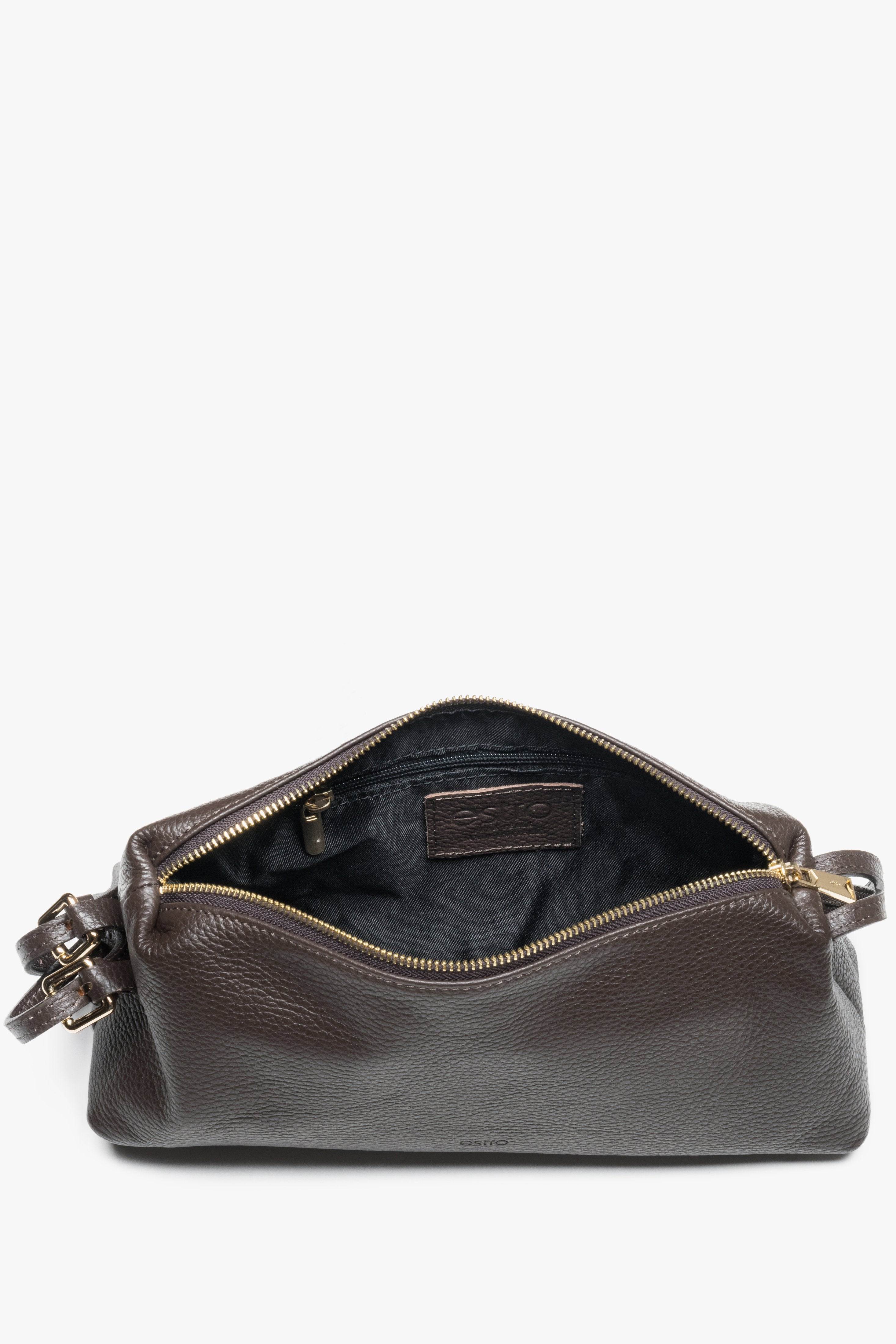 Blick von oben in die geöffnete dunkelbraune Tasche mit Textilfutter und Reißverschluss 