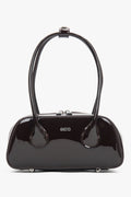 Frontansicht der handlichen dunkelbraunen Damen Schultertasche aus glänzendem Lackleder.