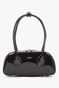 Frontansicht der handlichen dunkelbraunen Damen Schultertasche aus glänzendem Lackleder.