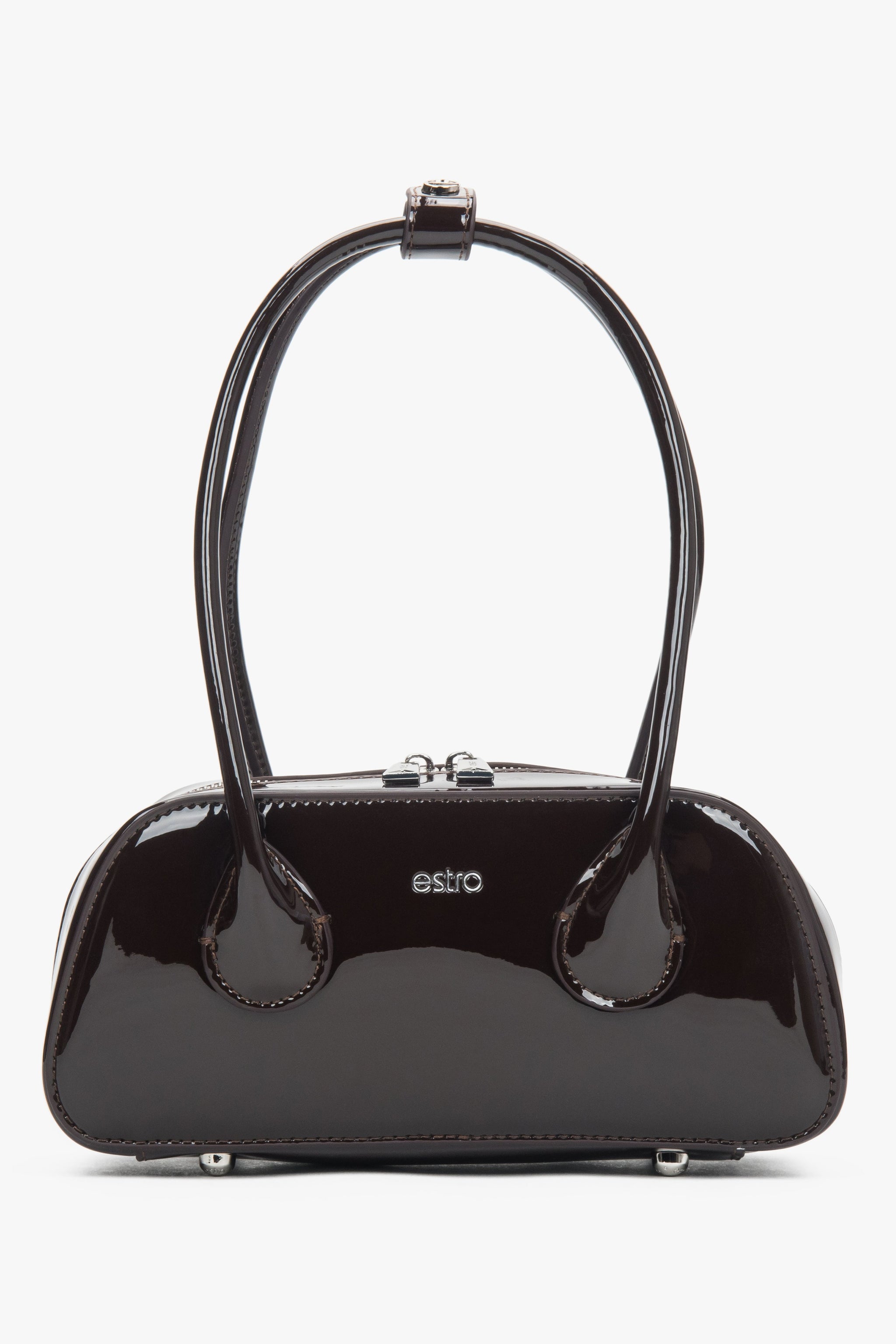Frontansicht der handlichen dunkelbraunen Damen Schultertasche aus glänzendem Lackleder.