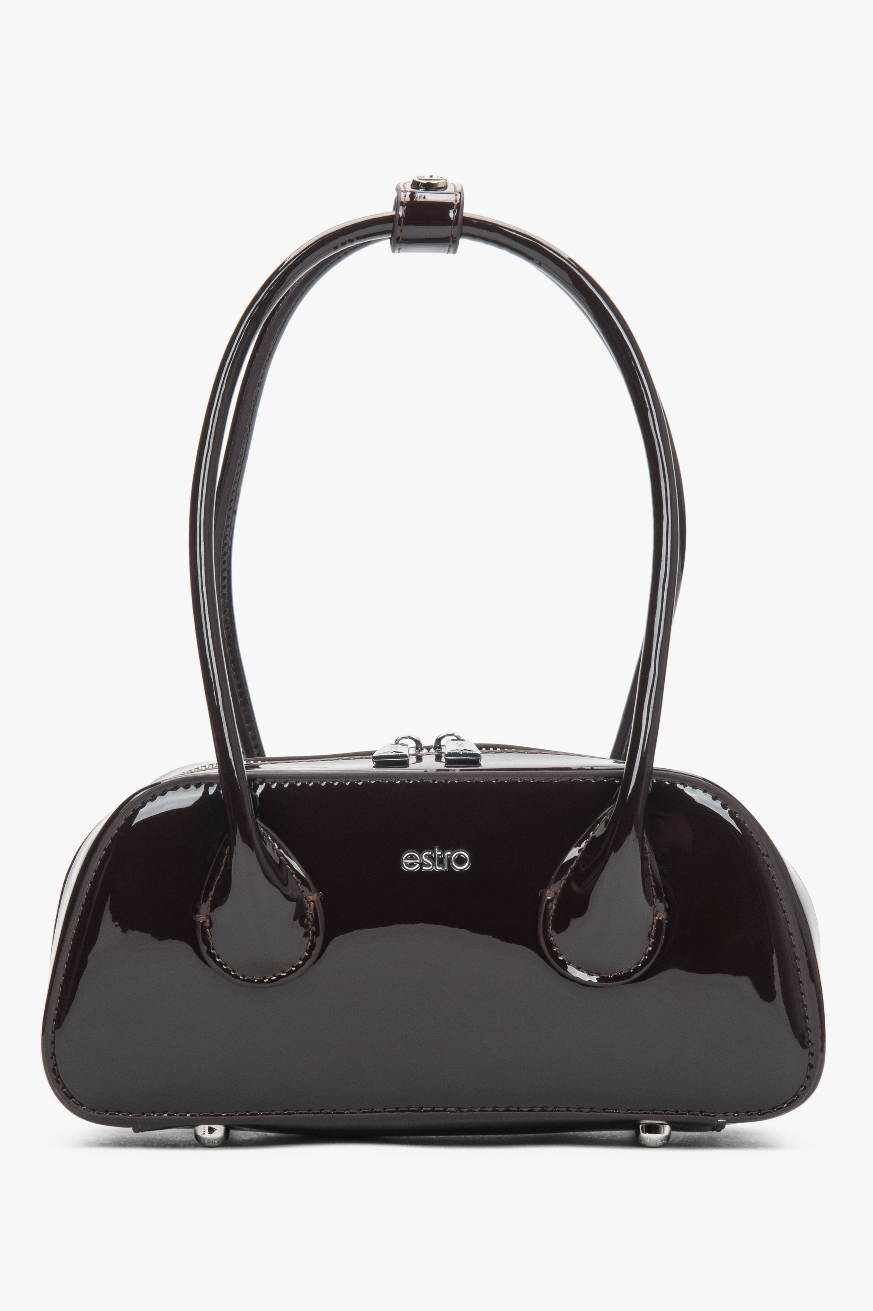 Frontansicht der handlichen dunkelbraunen Damen Schultertasche aus glänzendem Lackleder.