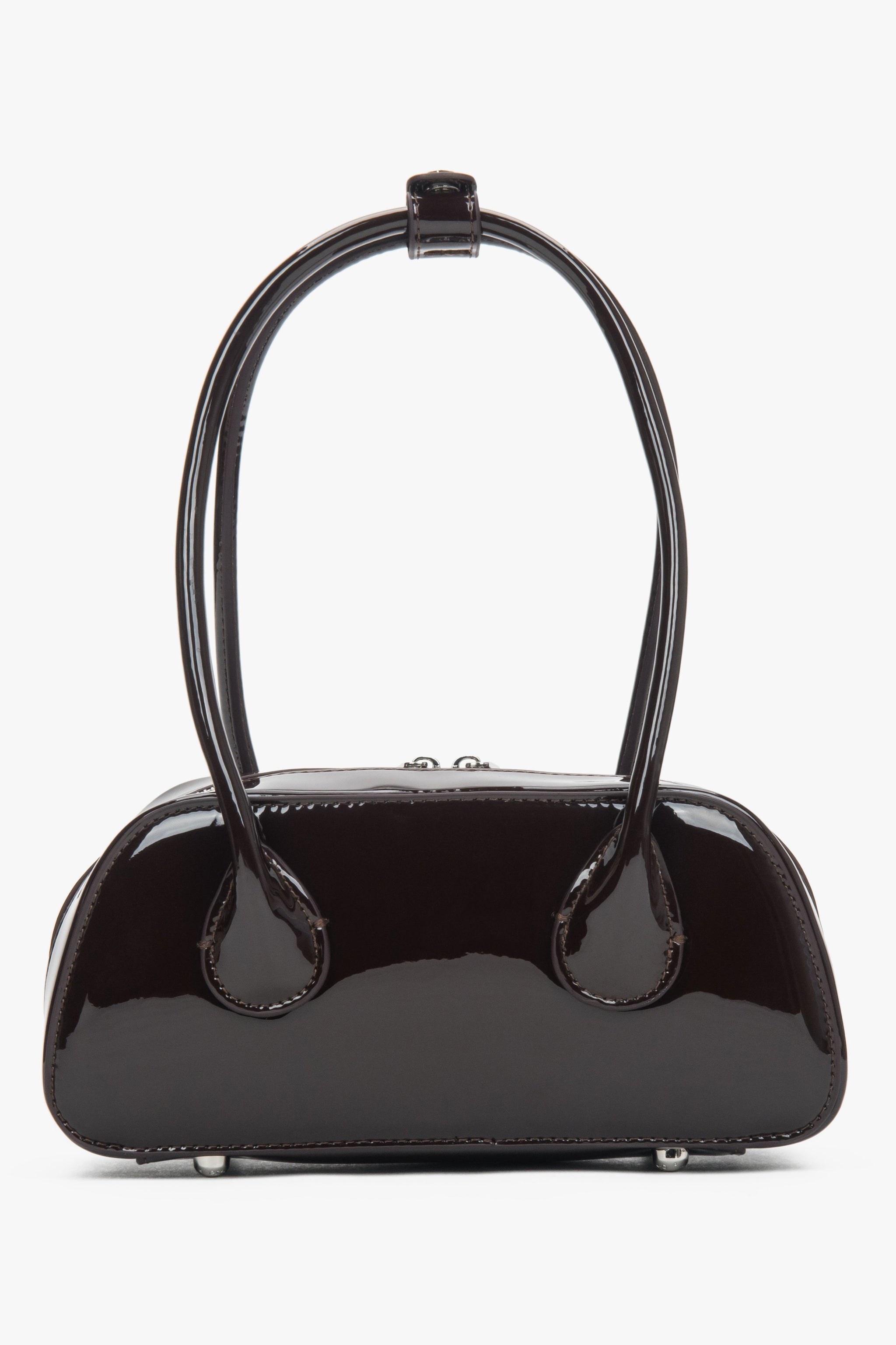Rückansicht der minimalistischen dunkelbraunen Schultertasche aus echtem Lackleder.
