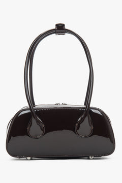 Rückansicht der minimalistischen dunkelbraunen Schultertasche aus echtem Lackleder.