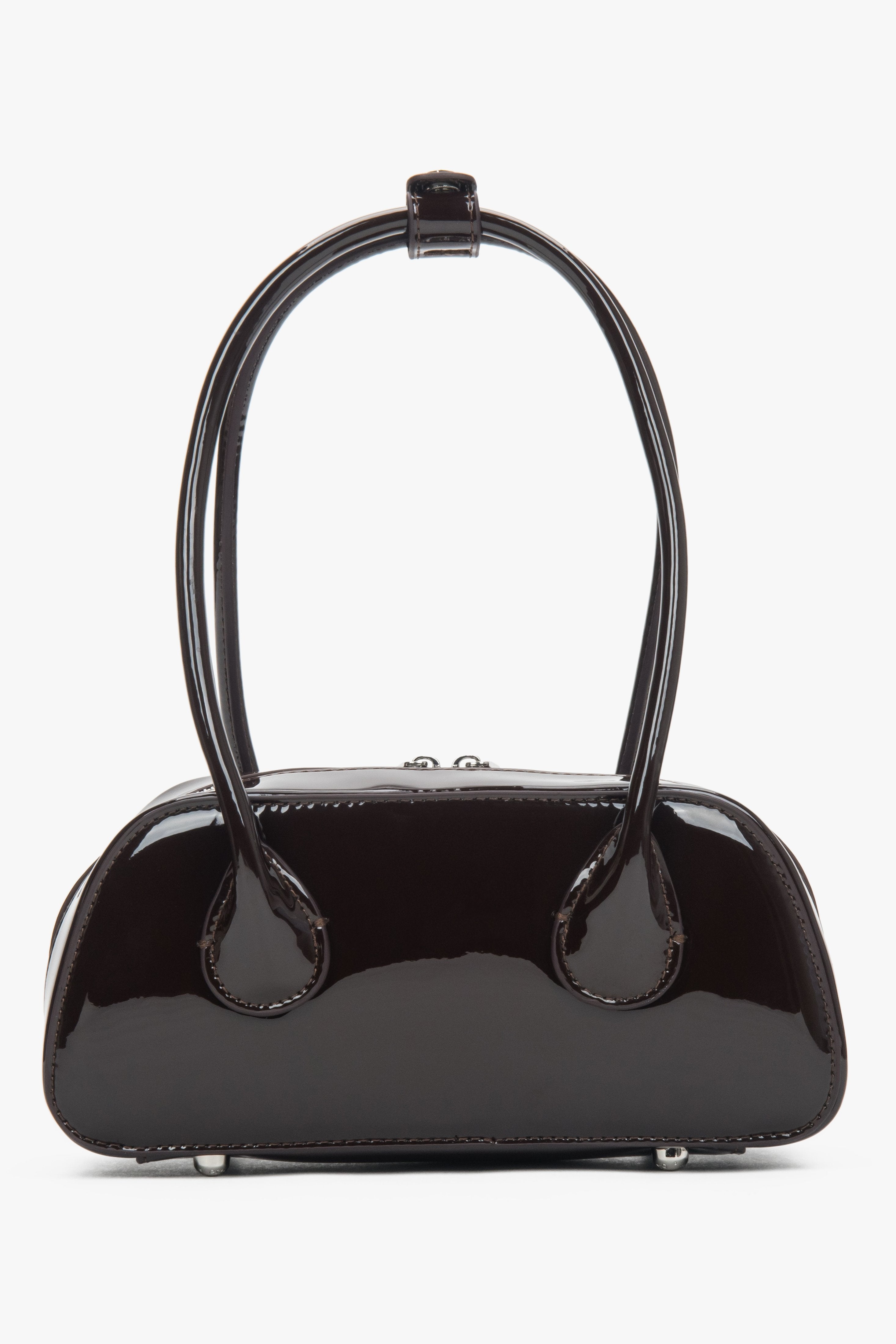 Rückansicht der minimalistischen dunkelbraunen Schultertasche aus echtem Lackleder.