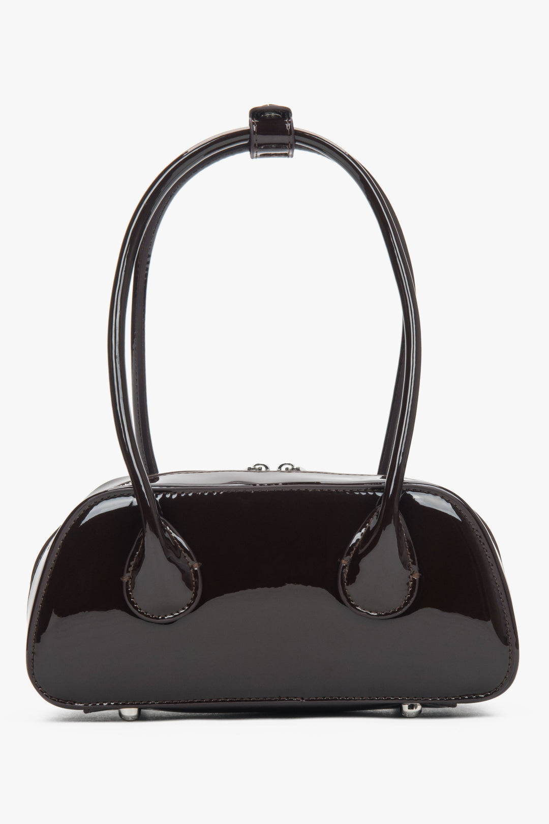 Rückansicht der minimalistischen dunkelbraunen Schultertasche aus echtem Lackleder.