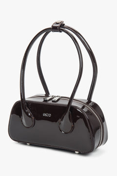 Seitenansicht der Estro Lackledertasche in Dunkelbraun mit Fokus auf die schmale Silhouette.