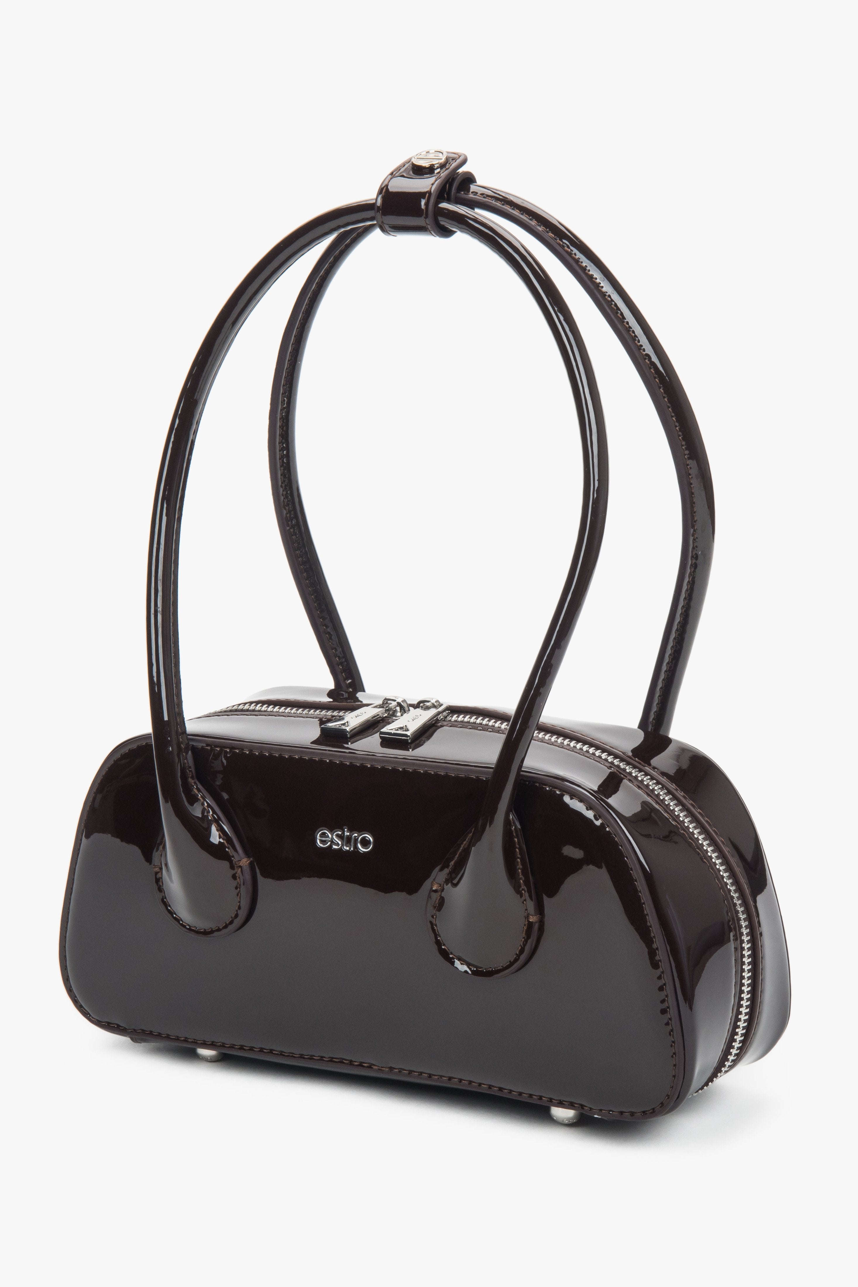 Seitenansicht der Estro Lackledertasche in Dunkelbraun mit Fokus auf die schmale Silhouette.