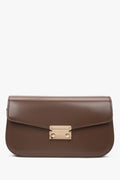 Frontalansicht der dunkelbraunen Damen-Schultertasche aus echtem Leder.