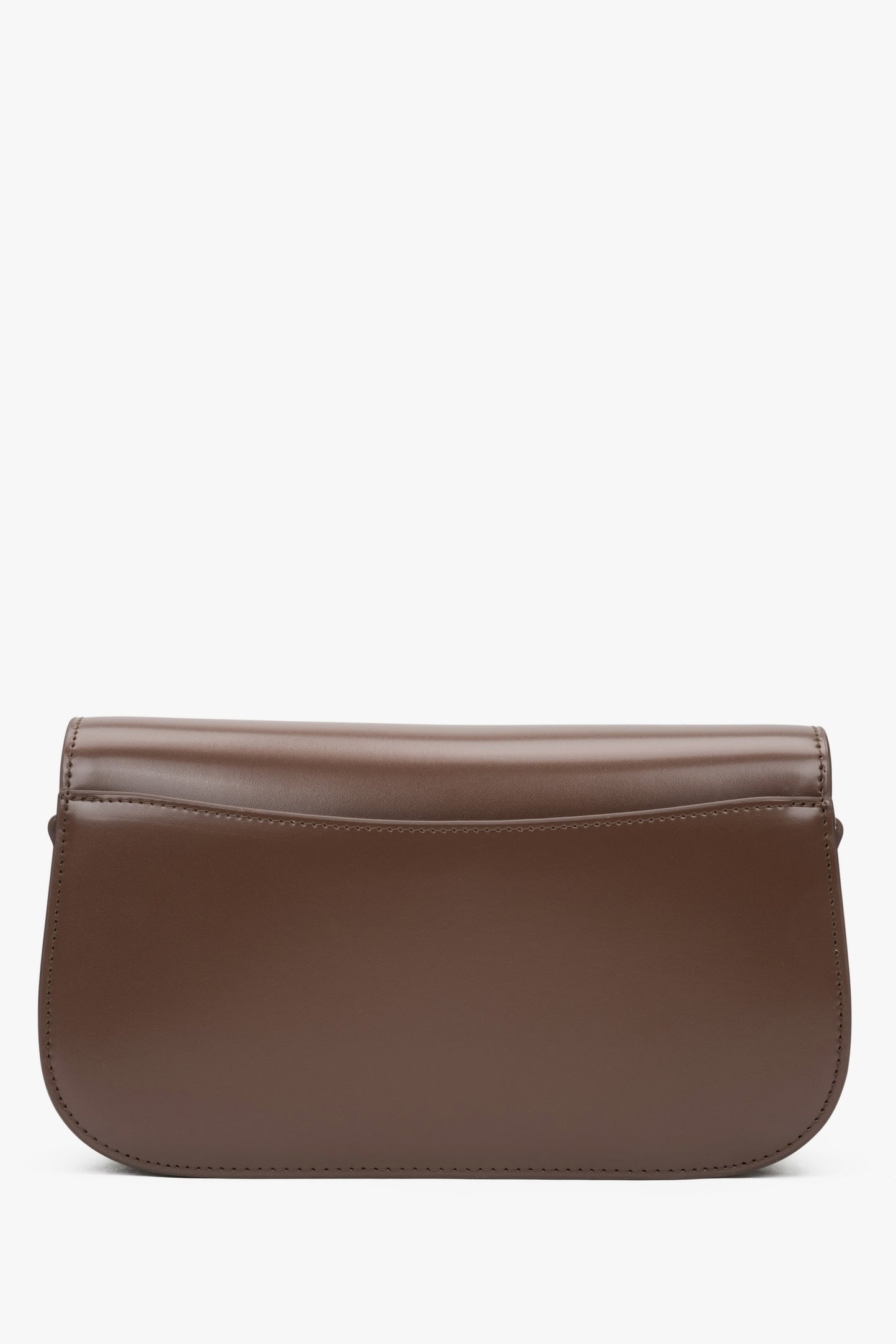 Rückansicht der kompakten dunkelbraunen Lederhandtasche von Estro.