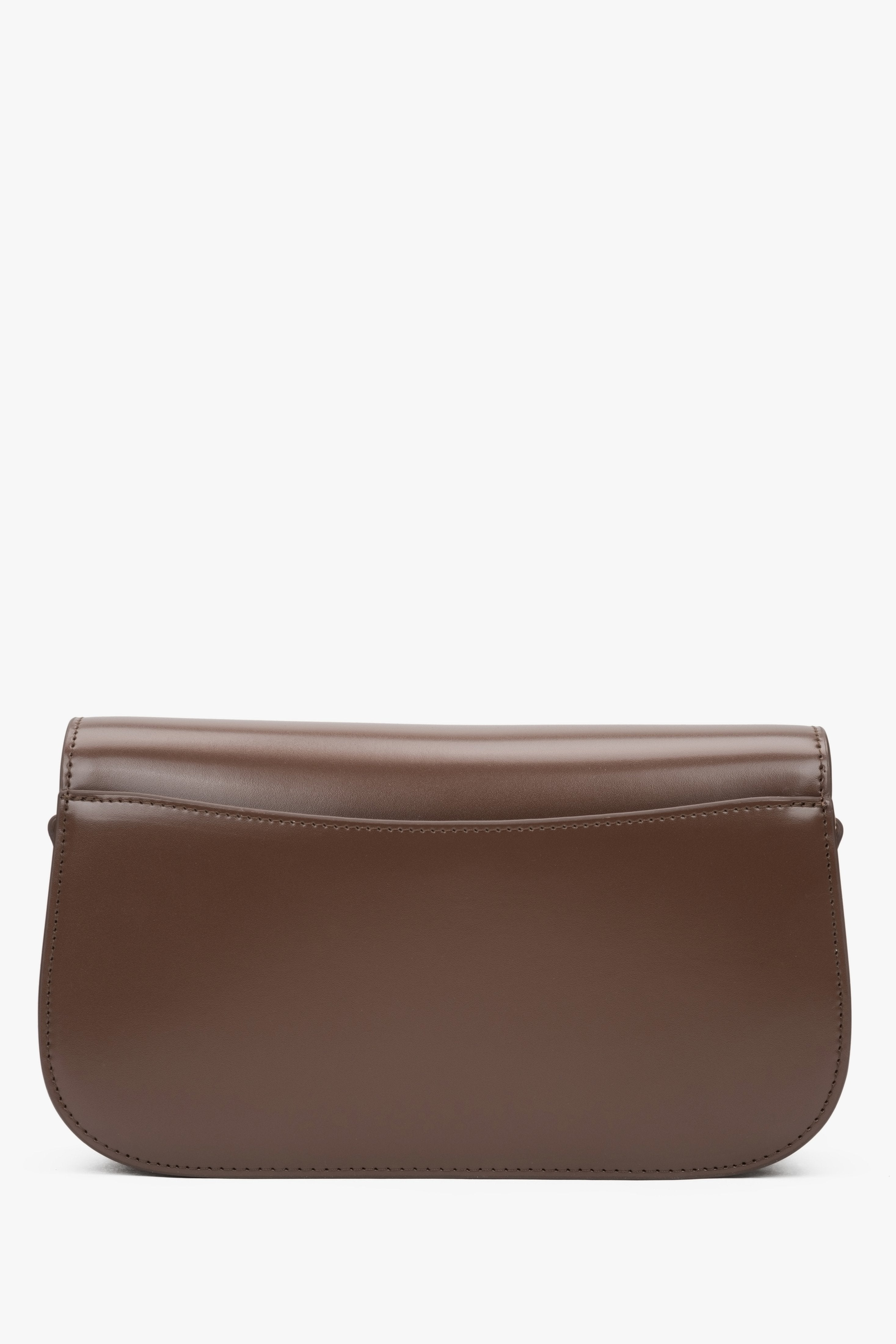 Rückansicht der kompakten dunkelbraunen Lederhandtasche von Estro.
