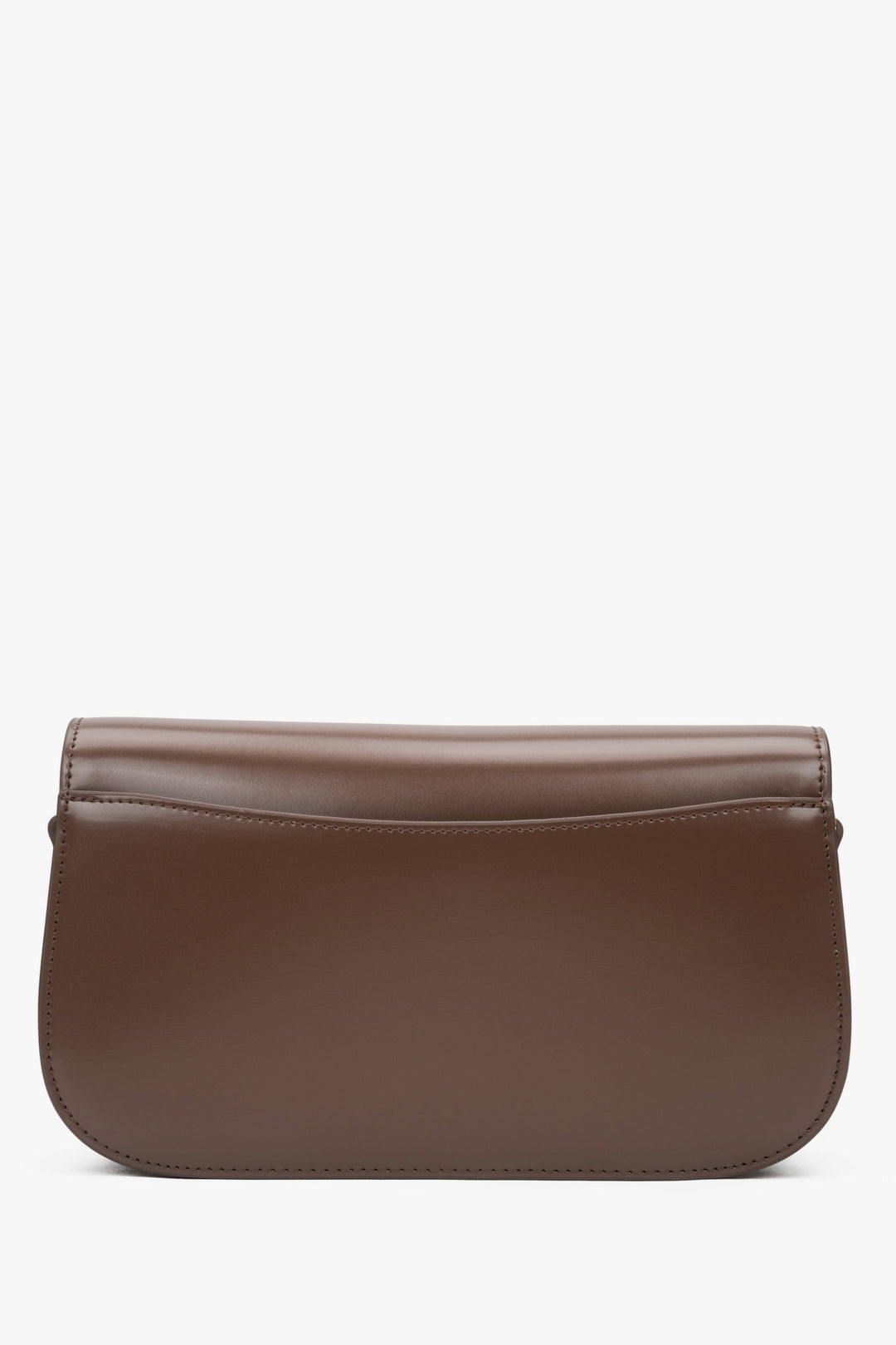 Rückansicht der kompakten dunkelbraunen Lederhandtasche von Estro.