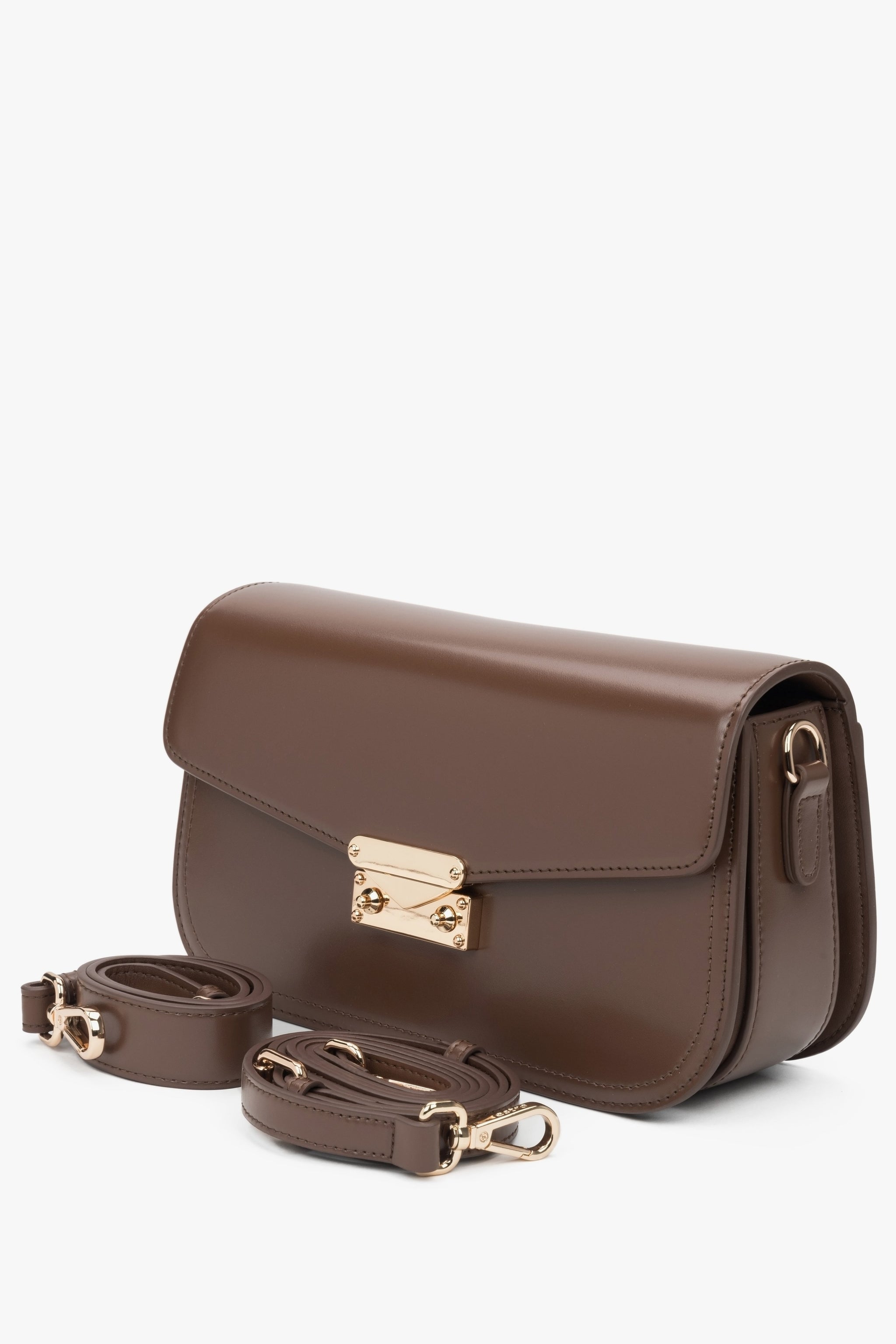 Dunkelbraune Leder-Schultertasche mit Trageriemen und goldfarbenen Details.