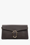 Frontale Ansicht der dunkelbraunen Leder-Schultertasche mit markantem goldenen Ring 