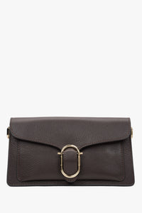 Frontale Ansicht der dunkelbraunen Leder-Schultertasche mit markantem goldenen Ring 