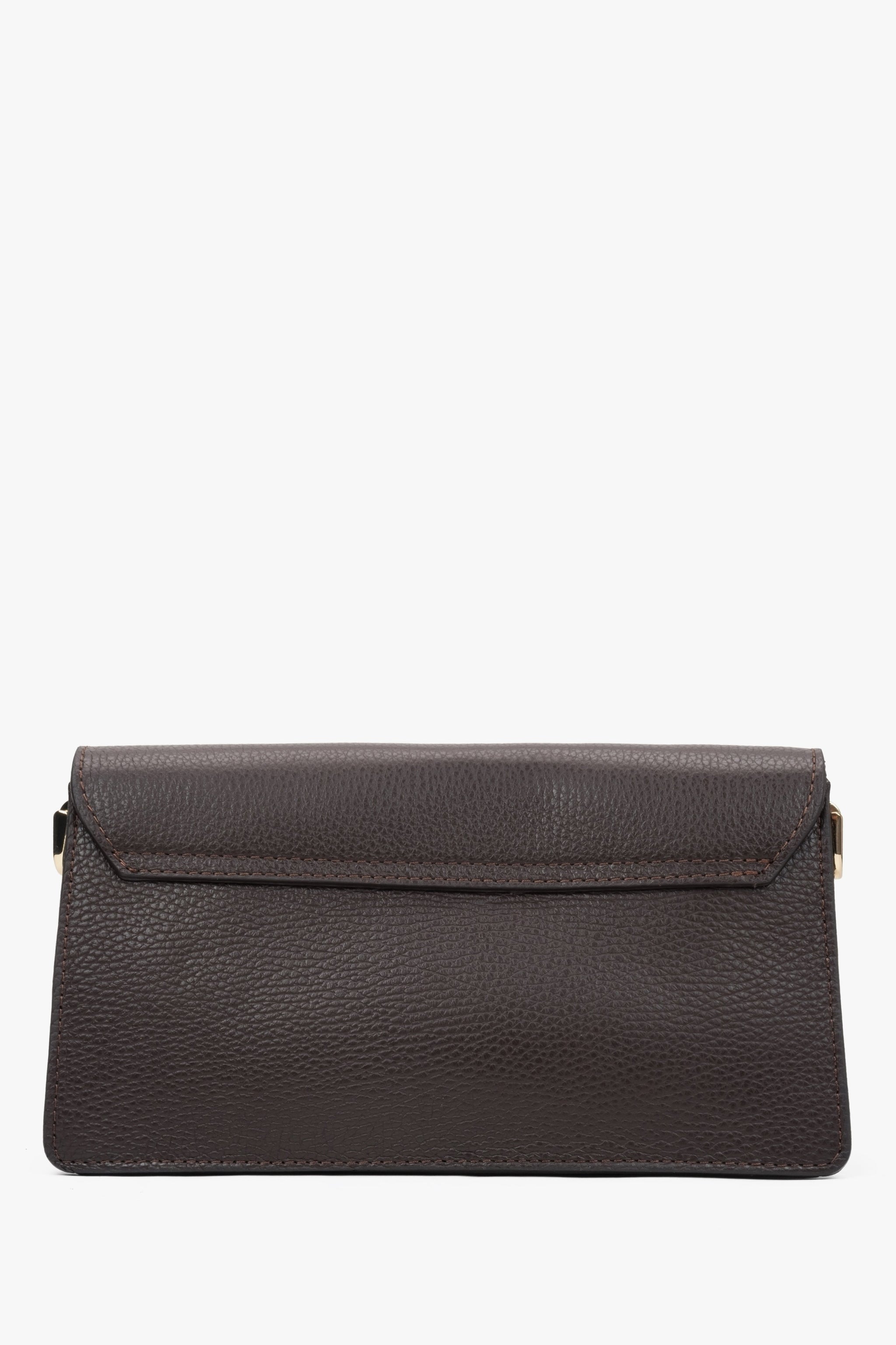 Rückwärtige, flache Ansicht der dunkelbraunen Ledertasche mit puristischem Design 