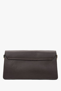 Rückwärtige, flache Ansicht der dunkelbraunen Ledertasche mit puristischem Design 
