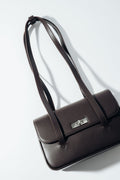 Schräge Aufsicht auf die dunkelbraune Damen-Schultertasche aus Glattleder mit silbernem Drehverschluss