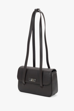 Schräge Seitenansicht der dunkelbraunen Tasche mit den doppelten Lederhenkeln