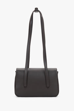 Rückansicht der dunkelbraunen Ledertasche mit den sauber verarbeiteten Henkelansätzen