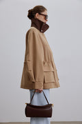Frontansicht der dunkelbraunen Damen Schultertasche aus Naturleder mit goldenen Details.