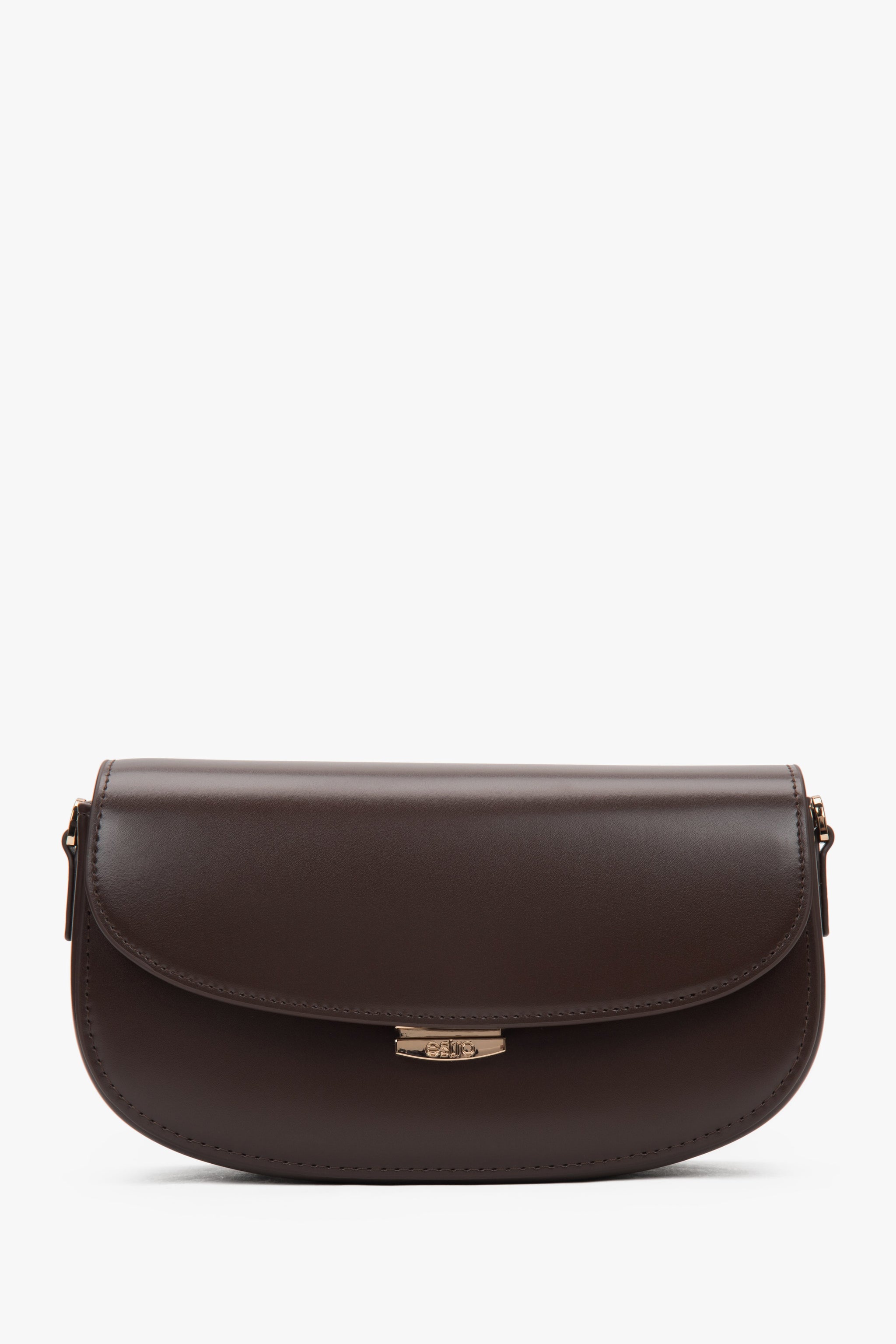 Frontalansicht der dunkelbraunen Leder-Schultertasche mit minimalistischem Verschluss.